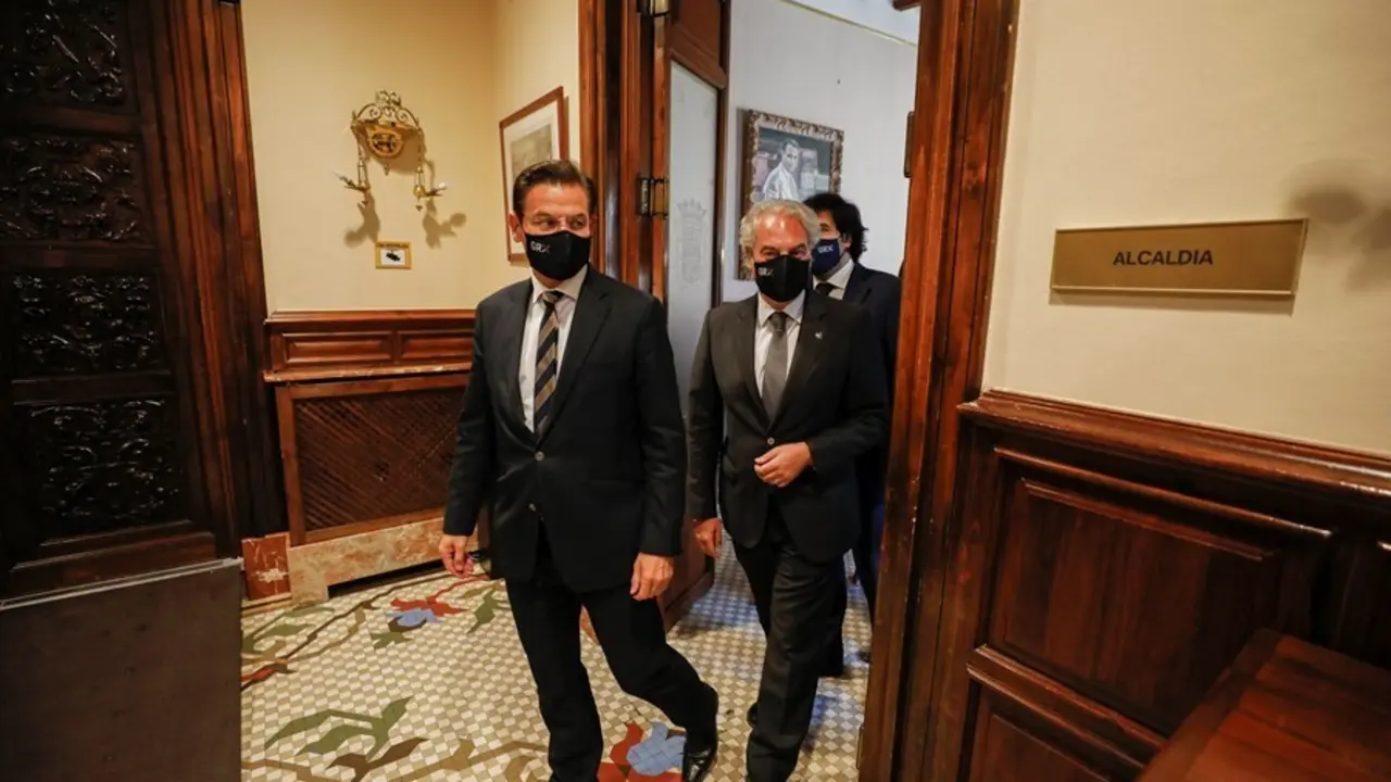 El alcalde de Granada, Luis Salvador (i), junto al  teniente de alcalde, Jos&eacute; Antonio Huertas. a su llegada a la rueda de prensa, en el Ayuntamiento de Granada, A 01 de julio de 2021 (Andaluc&iacute;a, Espa&ntilde;a).  