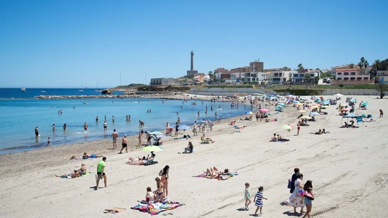 Archivo - Varias personas en la Playa de Levante, en la Manga del Mar Menor, a 16 de abril de 2021, en Cartagena, Regi&oacute;n de Murcia (Espa&ntilde;a). 