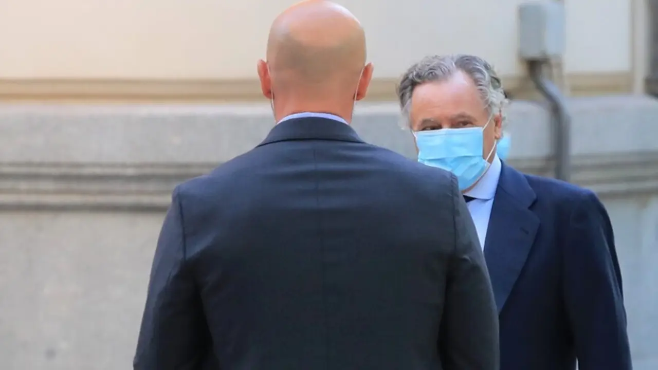 El empresario y marido de la ex secretaria general del PP Mar&iacute;a Dolores de Cospedal, Ignacio L&oacute;pez del Hierro (d)