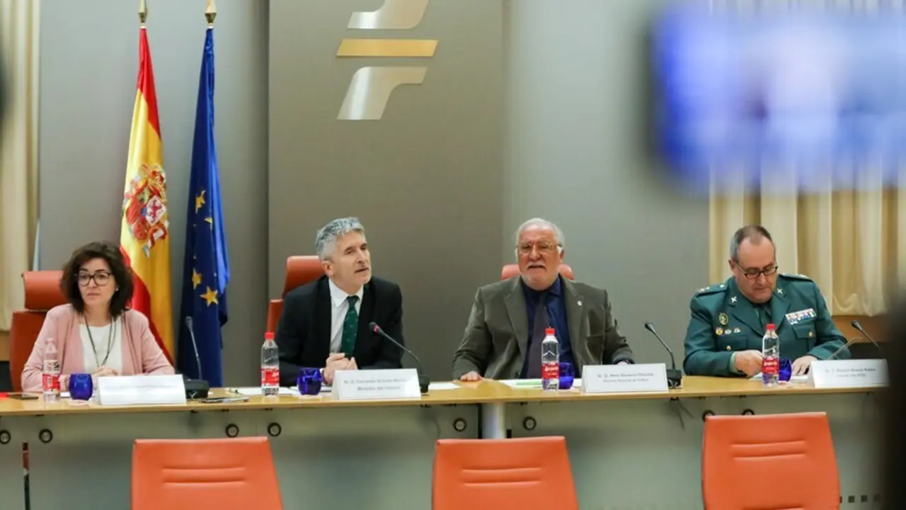 Archivo - El ministro del Interior, Fernando Grande-Marlaska, en un acto de la DGT en 2020 con el director general de Tr&aacute;fico, Pere Navarro, y el general jefe de la Agrupaci&oacute;n de Tr&aacute;fico, Ram&oacute;n Rueda Rat&oacute;n