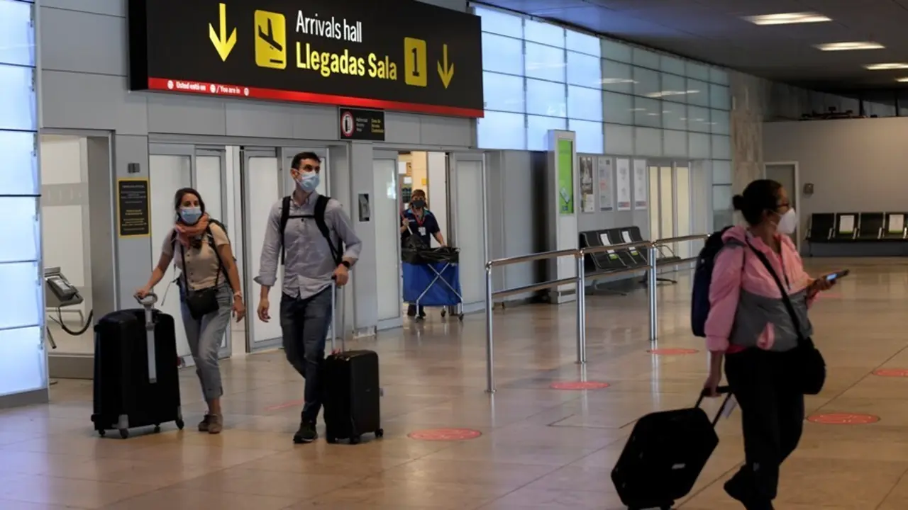 Pasajeros procedentes de un vuelo con origen Gran Breta&ntilde;a llegan a la terminal T1 del Aeropuerto Adolfo Su&aacute;rez Madrid-Barajas  