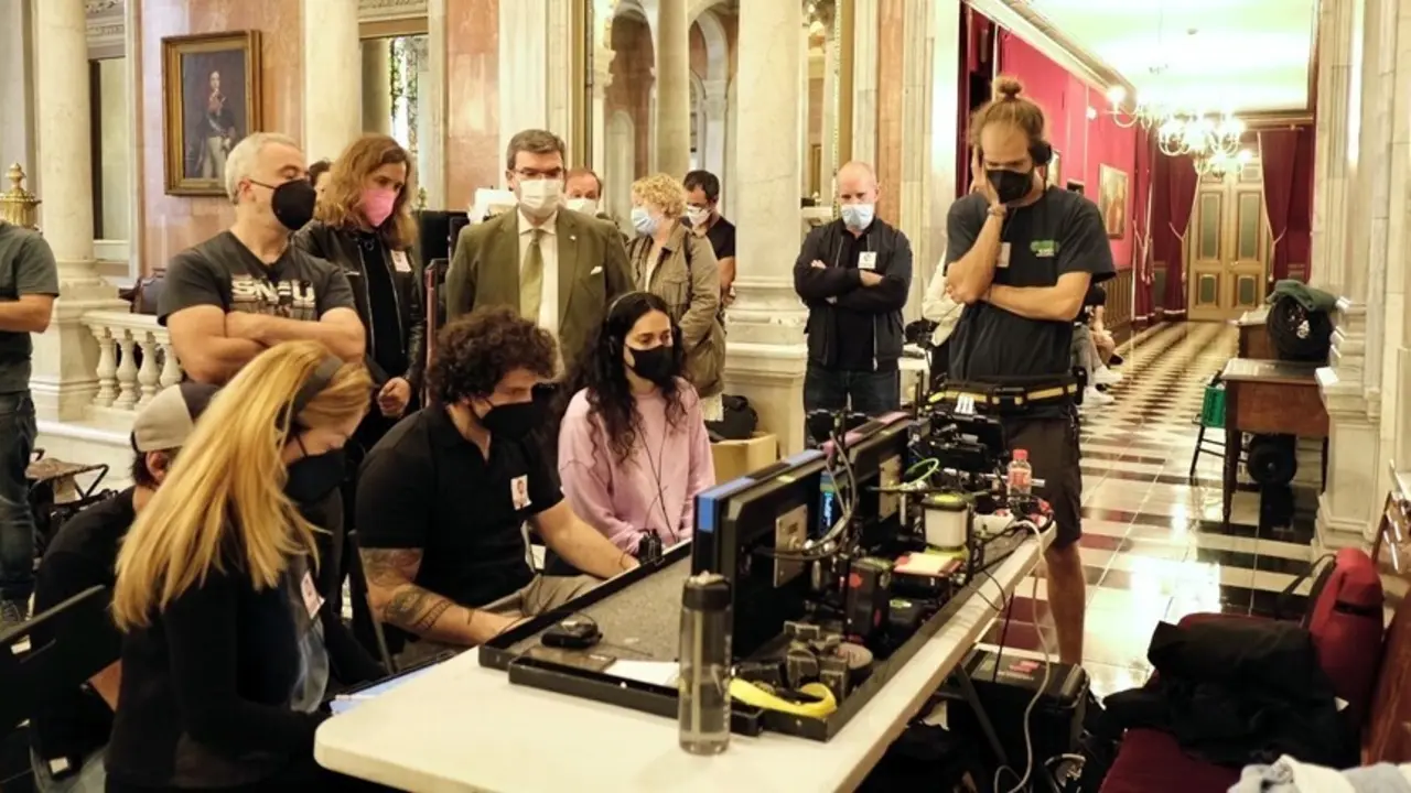 El alcalde de Bilbao, Juan Mari Aburto, visita el rodaje de la serie "Intimidad"