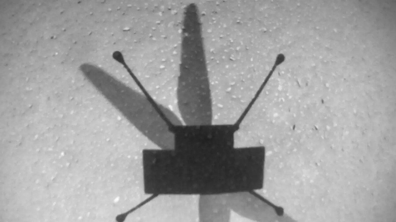 Imagen de la sombra de Ingenuity en el suelo marciano durante el noveno vuelo