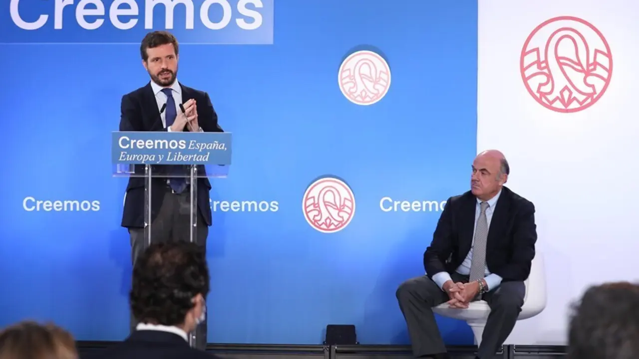 El presidente nacional del Partido Popular, Pablo Casado, interviene en el curso &lsquo;Espa&ntilde;a, Europa y libertad&rsquo; que organiza el Grupo del PPE junto al vicepresidente del BCE, Luis de Guindos. En San Lorenzo de El Escorial (Madrid), a 6 de julio de 2021.