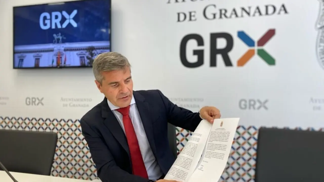 El portavoz del PP en el Ayuntamiento de Granada, C&eacute;sar D&iacute;az, muestra la carta remitida a la direcci&oacute;n nacional, regional y provincial de Cs pidiendo el apoyo a la investidura del candidato popular.