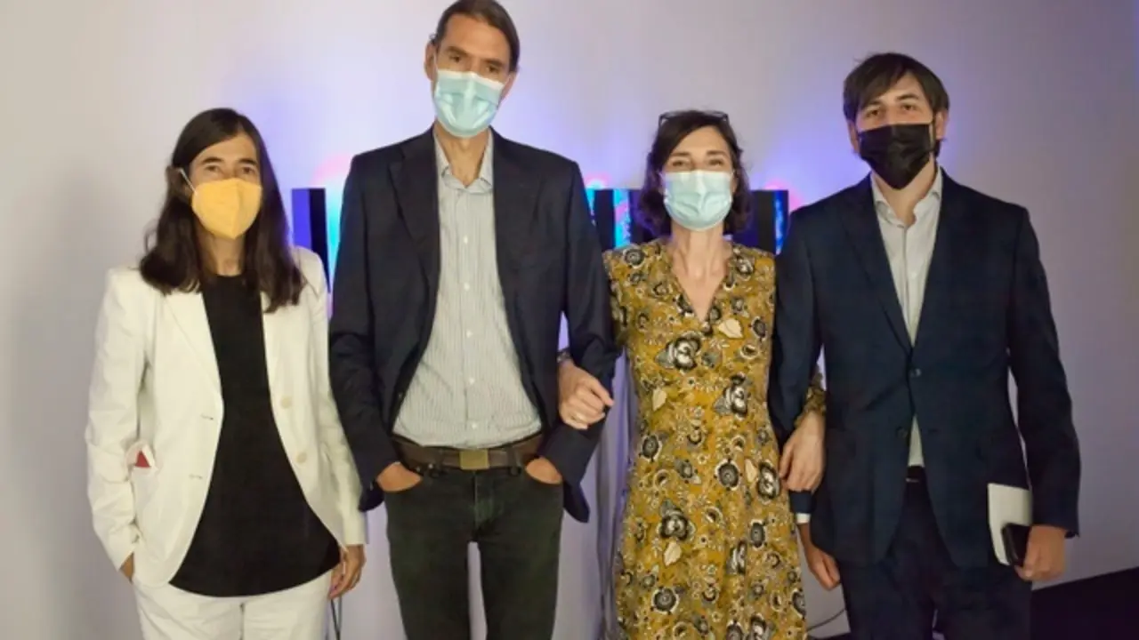 De izquierda a derecha: la directora del CNIO Maria A. Blasco, el artista Daniel Canogar, la comisaria de CNIO Arte Amparo Garrido y &Aacute;lvaro Ganado de la Fundaci&oacute;n Banco Santander.