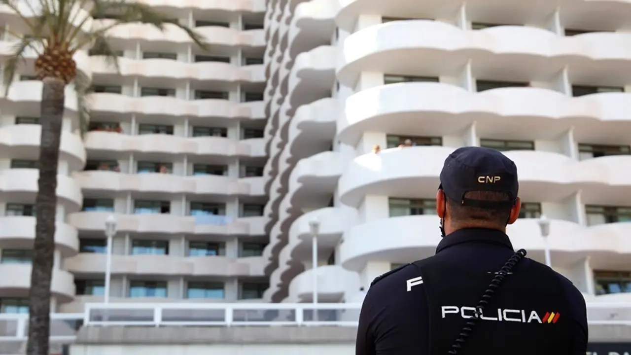 Un polic&iacute;a nacional hace guardia frente al hotel Palma Bellver.