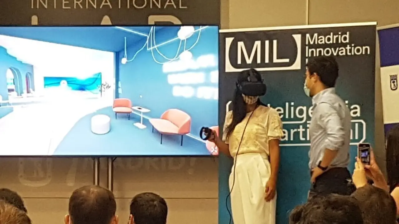 La vicealcaldesa de Madrid, Bego&ntilde;a Villac&iacute;s, con gafas de realidad aumentada en la presentaci&oacute;n del Centro de Innovaci&oacute;n e Inteligencia Artificial de la capital