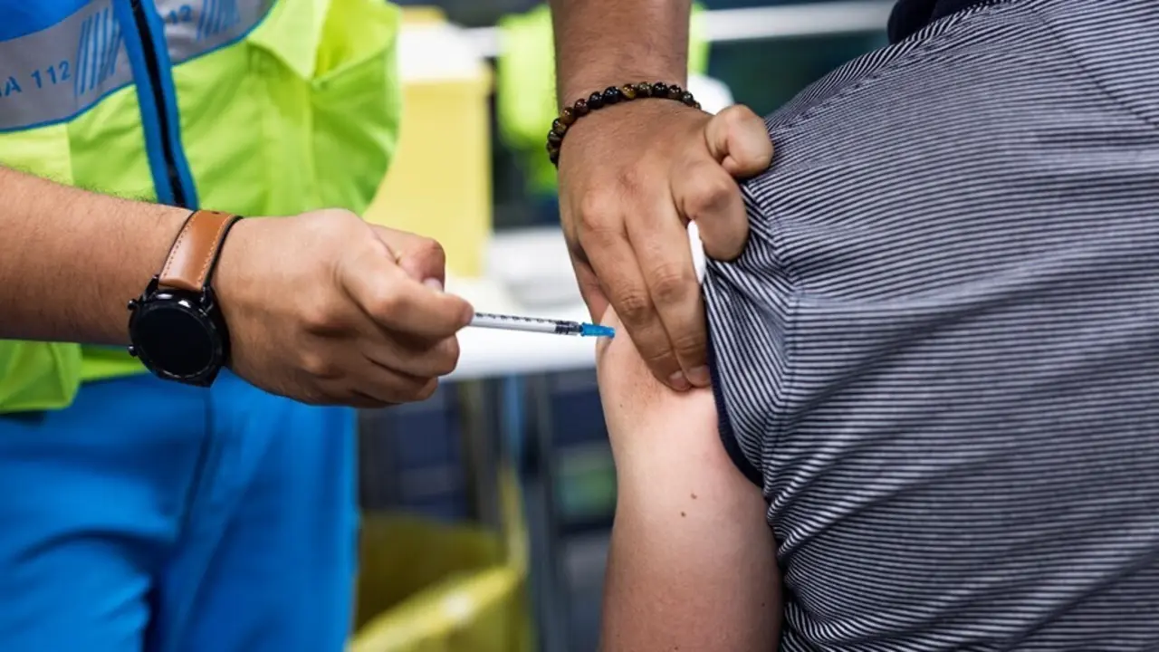 Un sanitario administra una dosis de la vacuna de Pfizer