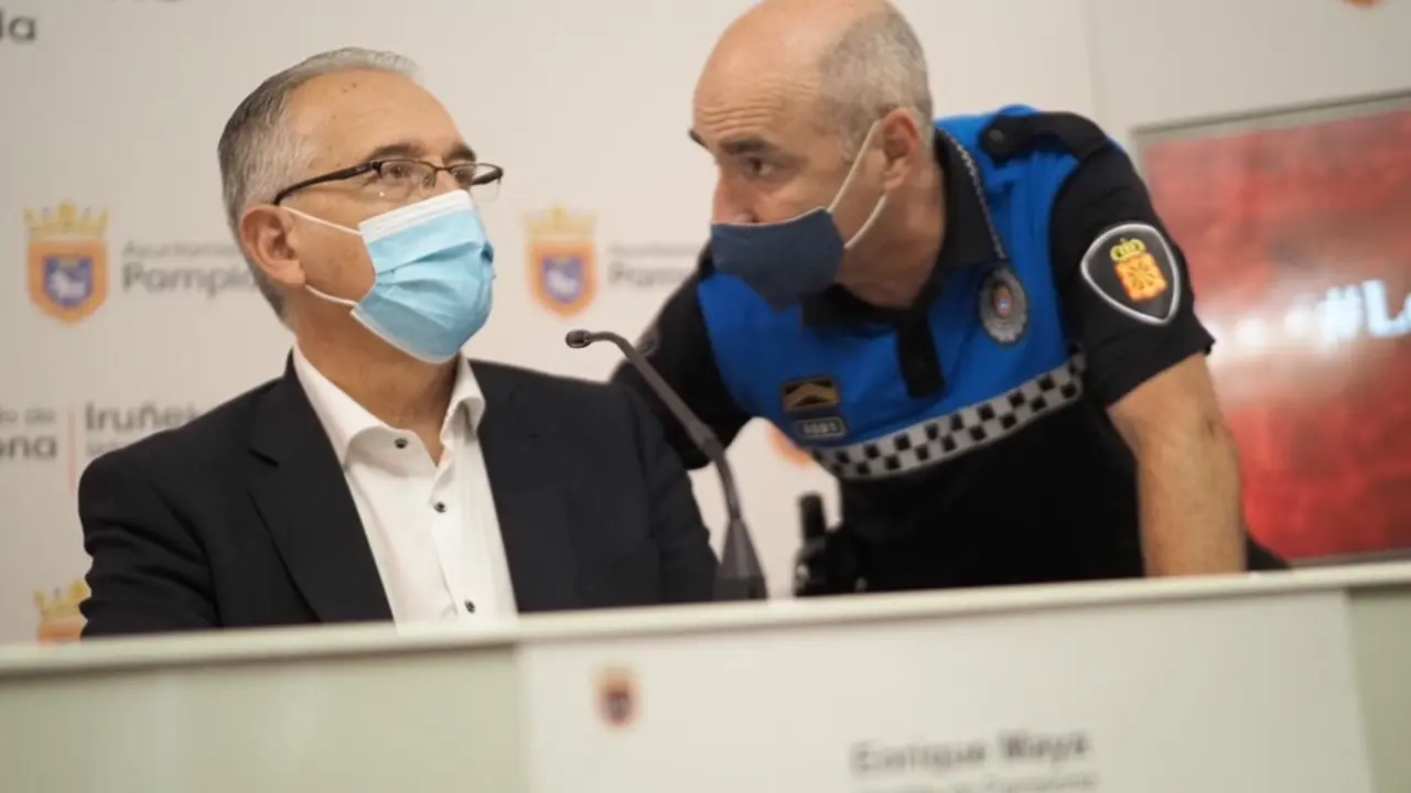 El alcalde de Pamplona, Enrique Maya, con el jefe de Polic&iacute;a Municipal de Pamplona, Javier Goya, este 6 de julio de 2021, d&iacute;a en el que deber&iacute;an haber comenzado los Sanfermines, suspendidos por la pandemia.