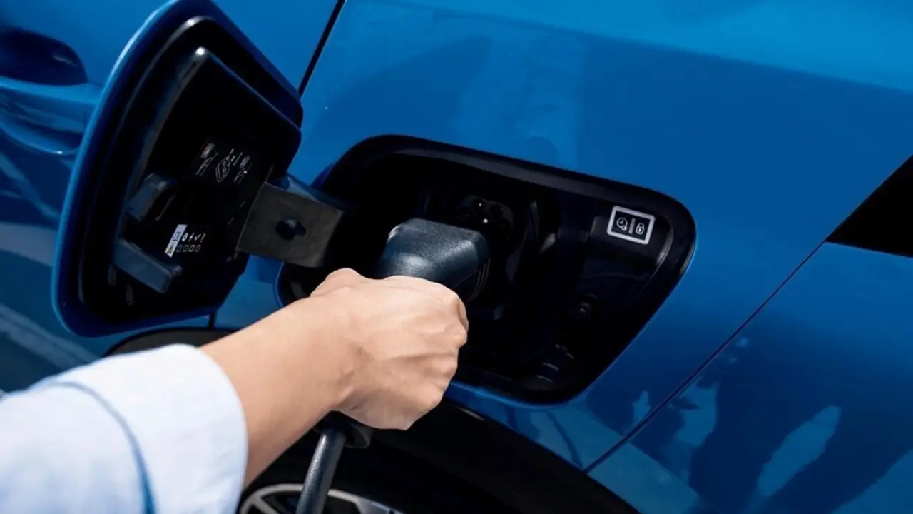 Punto de carga de un coche el&eacute;ctrico.