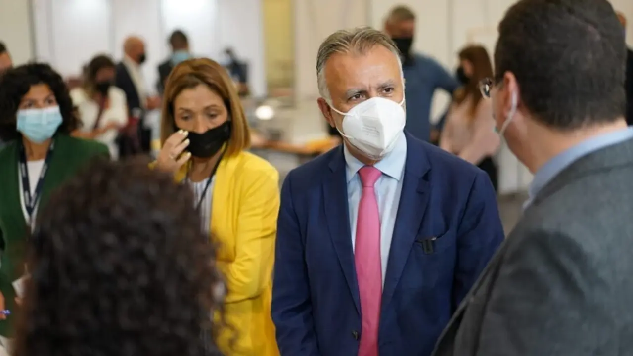 El presidente de Canarias, &Aacute;ngel V&iacute;ctor Torres, en una visita a un centro de vacunaci&oacute;n en Tenerife