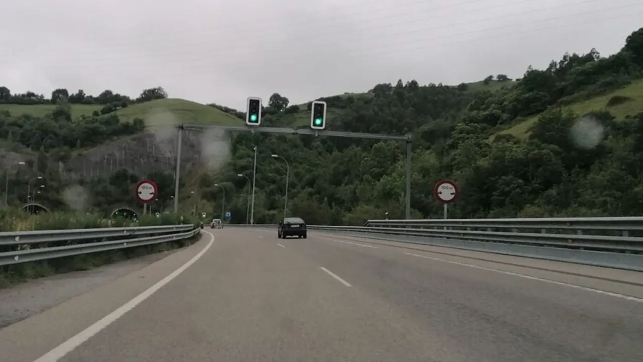 Archivo - Imagen de archivo de una carretera