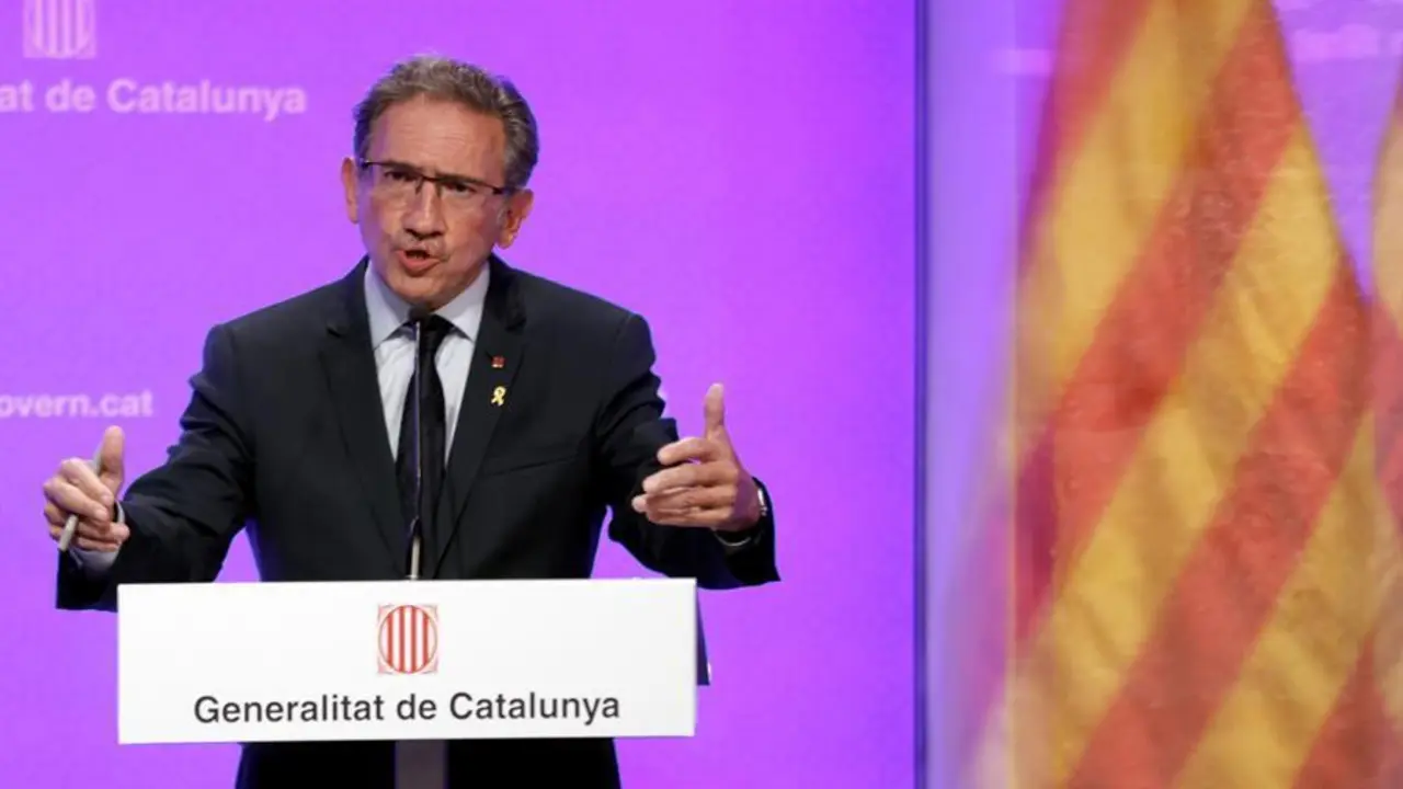 El conseller de Econom&iacute;a, Jaume Gir&oacute;, durante la rueda de prensa posterior a la reuni&oacute;n del Govern en la que ha anunciado que el gobierno catal&aacute;n ha creado un fondo para ayudar a los ex altos cargos de la Generalitat a quienes el Tribunal de Cuentas reclama fianzas por un importe total de 5,4 millones de euros por haber promocionado el refer&eacute;ndum ilegal del 1-O en el extranjero usando, supuestamente, dinero p&uacute;blico. EFE/Toni Albir