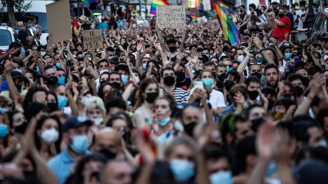 Miles de personas durante una manifestaci&oacute;n para condenar el asesinato de un joven de 24 a&ntilde;os el pasado s&aacute;bado en A Coru&ntilde;a debido a una paliza, a 5 de julio de 2021, en Madrid, (Espa&ntilde;a). Bajo el lema, #JusticiaParaSamuel, los asistentes quieren mostrar su