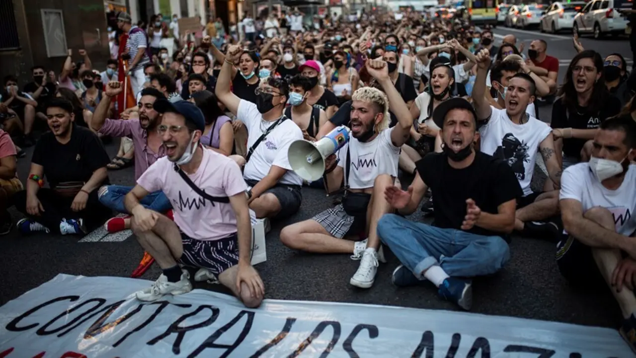 Miles de personas durante una manifestaci&oacute;n para condenar el asesinato de un joven de 24 a&ntilde;os el pasado s&aacute;bado en A Coru&ntilde;a debido a una paliza, a 5 de julio de 2021, en Madrid, (Espa&ntilde;a).