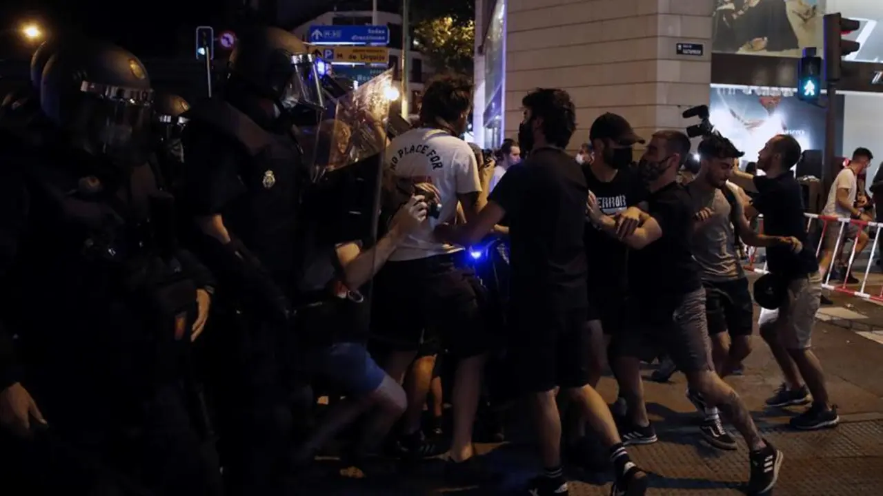 La polic&iacute;a carga contra la manifestaci&oacute;n celebrada este lunes en Madrid para condenar la brutal agresi&oacute;n que acab&oacute; este s&aacute;bado con la vida del joven Samuel Luiz, de 24 a&ntilde;os, en A Coru&ntilde;a. EFE/Javier L&oacute;pez