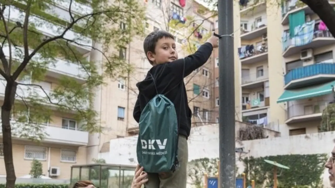 Ni&ntilde;o colocando un medidor de aire en el marco del proyecto 'xAire'