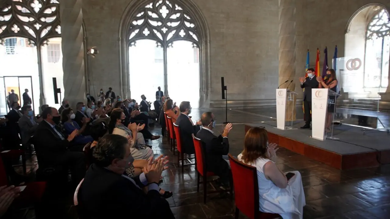 (I-D) El presidente de la Generalitat, Ximo Puig, y la presidenta balear, Francina Armengol, aplauden tras finalizar una rueda de prensa celebrada en la clausura de la I cumbre entre Baleares y Comunitat Valenciana