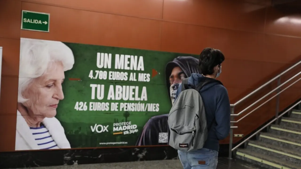 Archivo - Cartel electoral de Vox en la estaci&oacute;n de cercan&iacute;as de Sol, a 21 de abril de 2021, en Madrid (Espa&ntilde;a). La Fiscal&iacute;a de Madrid ha abierto diligencias ha abierto diligencias de oficio para investigar la presunta comisi&oacute;n de un delito de odio por pa