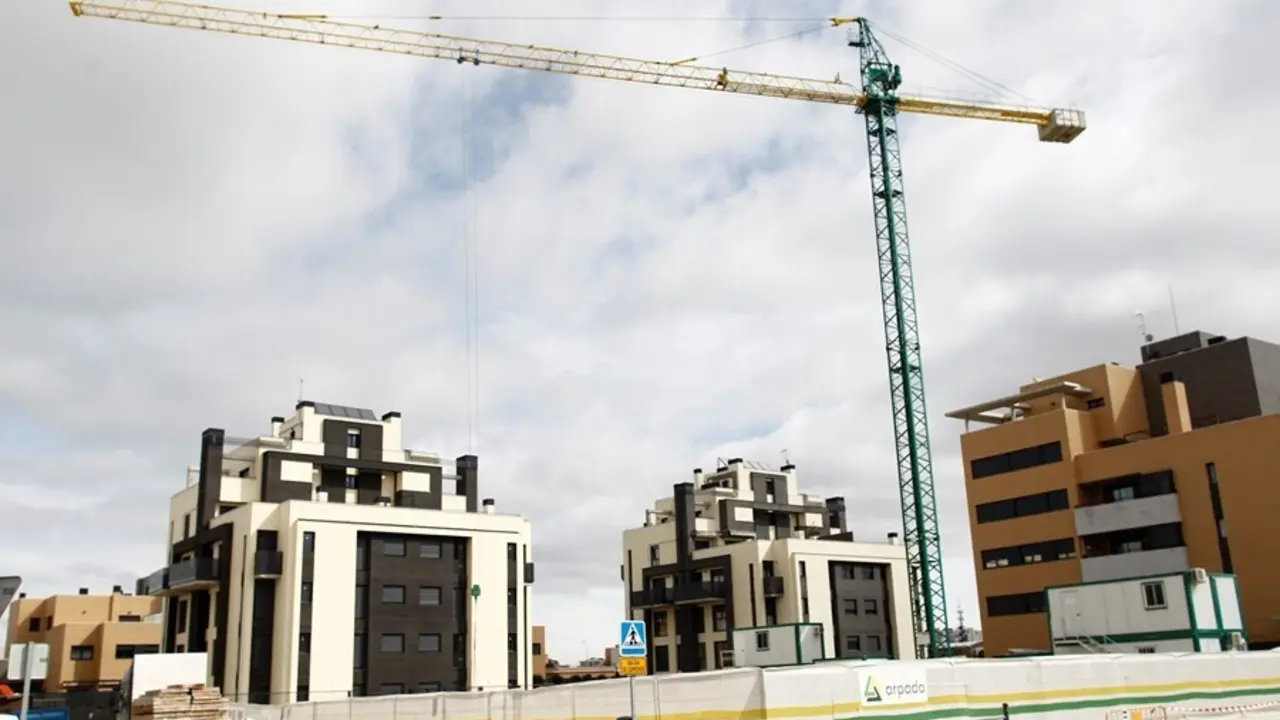 Archivo - Pisos en construcci&oacute;n