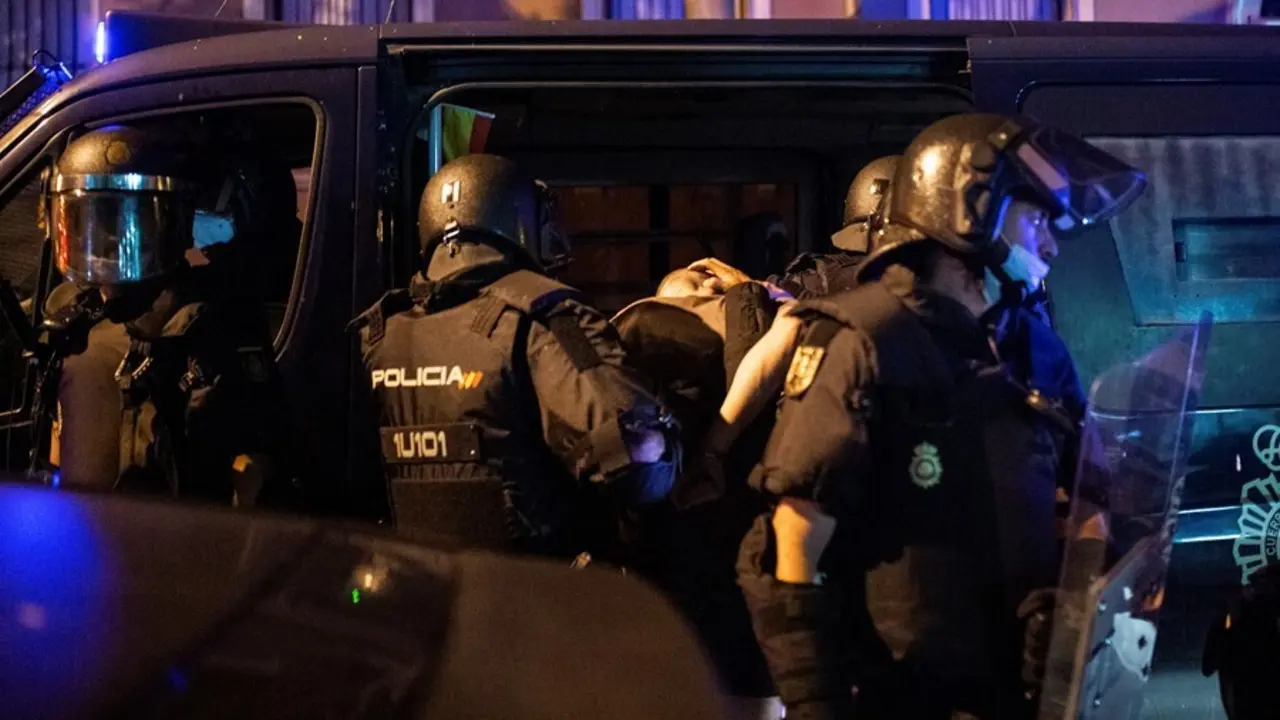 Un detenido por Polic&iacute;a Nacional en el barrio de Arg&uuml;elles tras la concentraci&oacute;n por el asesinato del joven Samuel