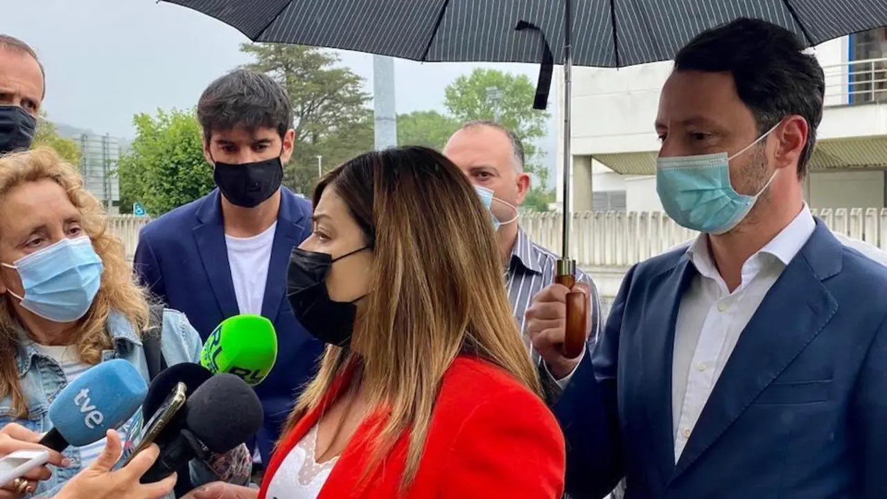 La presidenta del PP, M. J. Buruaga flanqueada por el portavoz del PP en Laredo, Alejandro Liz. / ALERTA