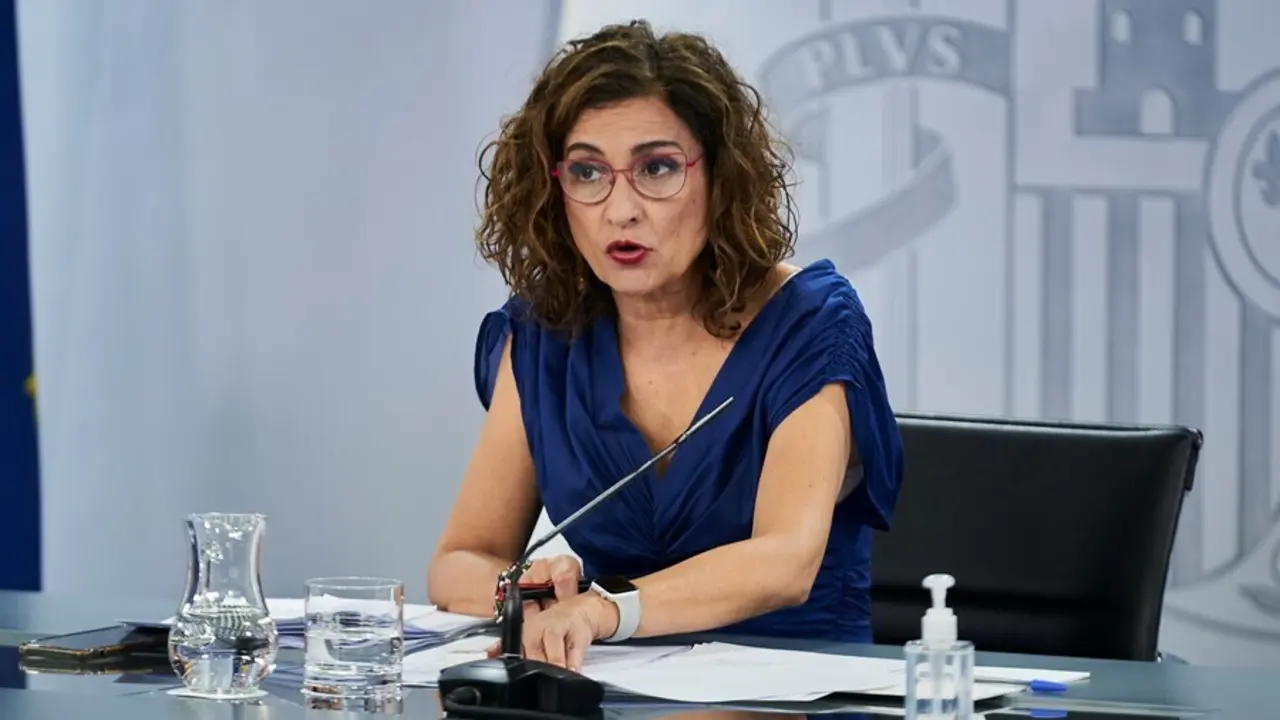 La ministra de Hacienda y portavoz del Gobierno, Mar&iacute;a Jes&uacute;s Montero, interviene en una rueda de prensa posterior al Consejo de Ministros, a 6 de julio de 2021, en la Moncloa, Madrid, (Espa&ntilde;a)