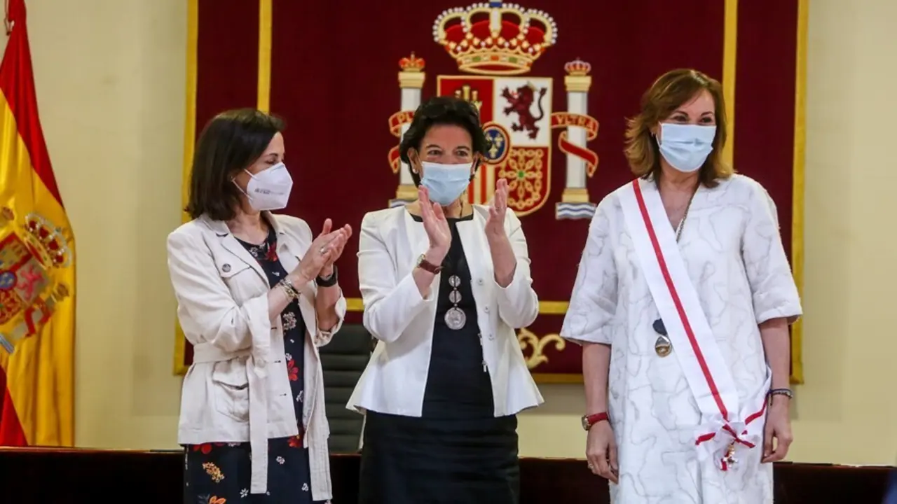 La ministra de Defensa, Margarita Robles, la ministra de Educaci&oacute;n y FP, Isabel Cela&aacute;, y la secretaria general de FP, Clara Sanz, en el acto de firma del Acuerdo para la FP y el Empleo de los militares de Tropa y Mariner&iacute;a