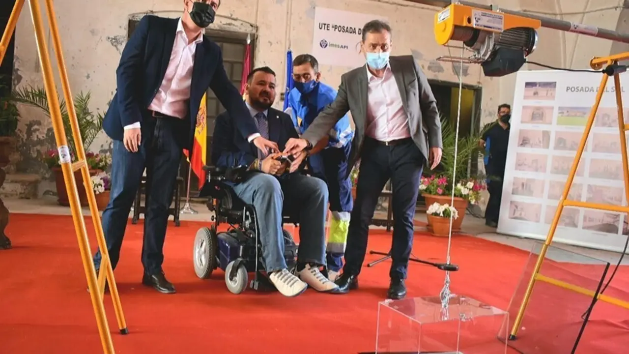 El presidente de la Diputaci&oacute;n Albacete, Santiago Caba&ntilde;ero, en el acto de colocaci&oacute;n de la primera piedra de La Posada del Sol de la Roda