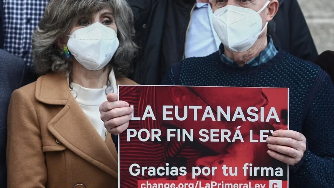 Archivo - &Aacute;ngel Hern&aacute;ndez, que ayud&oacute; a morir a su mujer enferma, Mar&iacute;a Jos&eacute; Carrasco, junto a la secretaria de Sanidad de la Ejecutiva Federal del PSOE, Mar&iacute;a Luisa Carcedo.