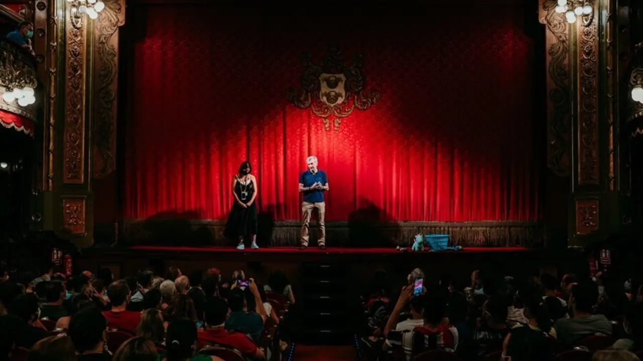 El director del Teatro Lara, Antonio Fuentes, y la gerente, Violeta Ferrer, dando la bienvenida al p&uacute;blico asistente el d&iacute;a de la reapertura