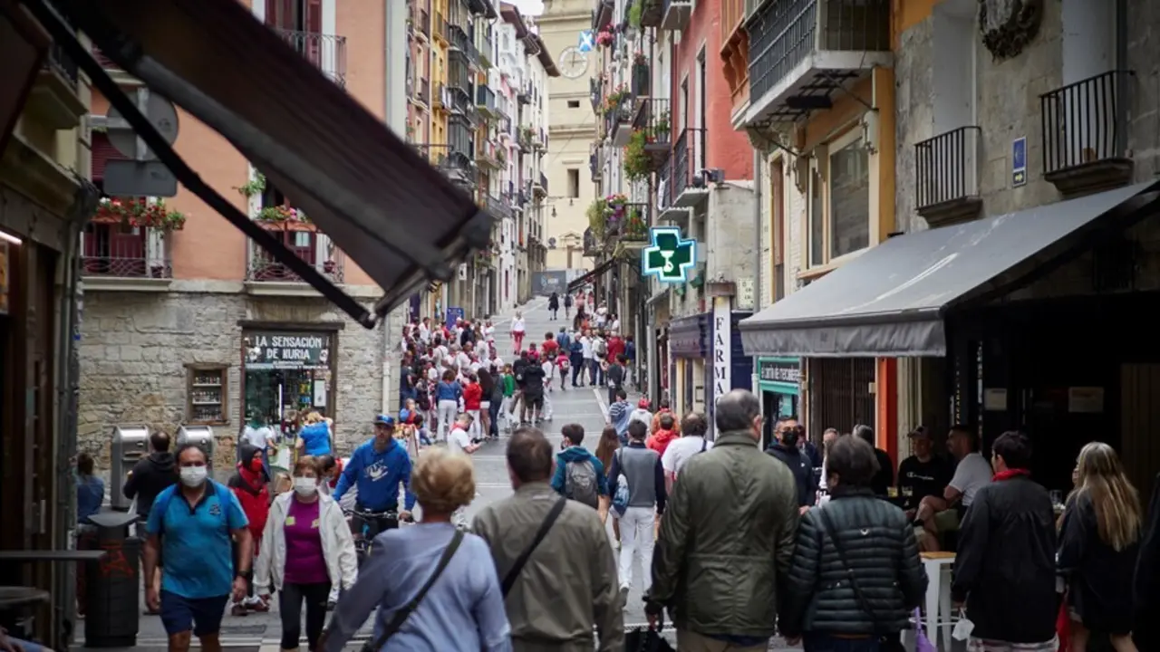 Un grupo de personas pasea por las calles de Pamplona durante el arranque de los &lsquo;No Sanfermines&rsquo;, a 6 de julio de 2021, en Pamplona, Navarra, (Espa&ntilde;a). A pesar de que la ciudad de Pamplona se ha quedado por segundo a&ntilde;o consecutivo sin Sanfermines debido 