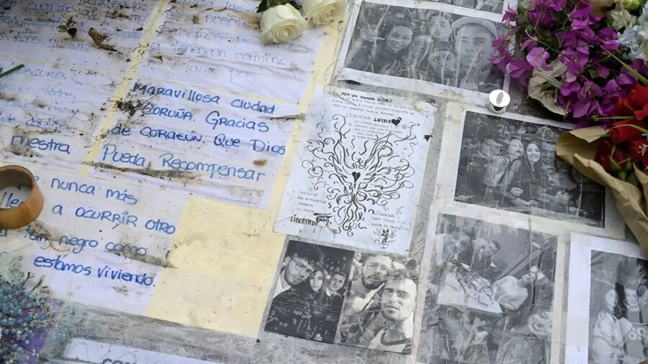 Fotograf&iacute;as y notas escritas en el altar colocado en la acera donde fue golpeado Samuel, el joven asesinado en A Coru&ntilde;a el pasado s&aacute;bado 3 de julio, a 6 de julio de 2021, en A Coru&ntilde;a, Galicia, (Espa&ntilde;a). Familiares, amigos, y vecinos han organizado este al