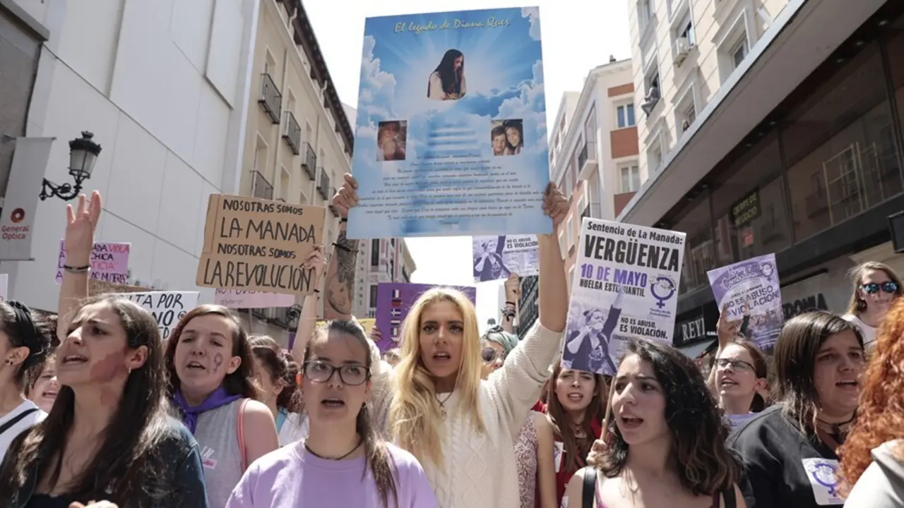 Archivo - Valeria Quer, hermana de Diana Quer, portando una pancarta durante la manifestaci&oacute;n en Madrid contra la sentencia de 'La Manada'