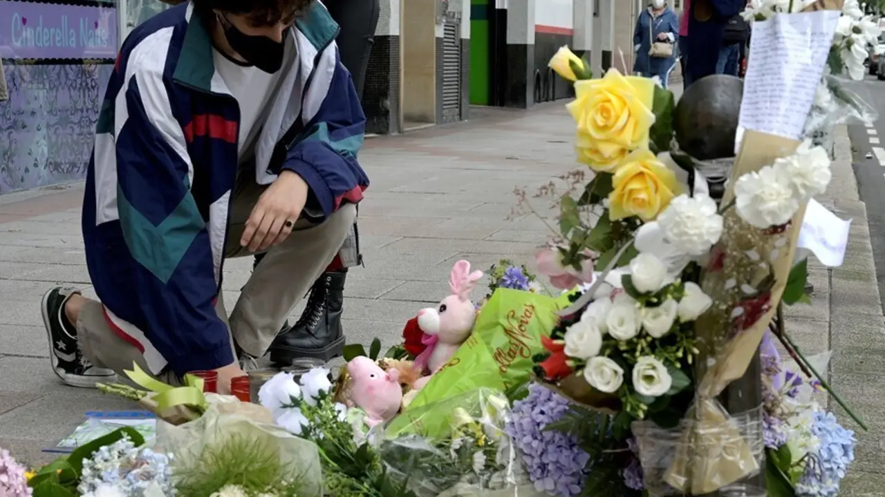 Un joven se arrodilla ante el altar colocado en la acera donde fue golpeado Samuel, el joven asesinado en A Coru&ntilde;a el pasado s&aacute;bado 3 de julio, a 6 de julio de 2021, en A Coru&ntilde;a, Galicia, (Espa&ntilde;a). Familiares, amigos, y vecinos han organizado este altar c