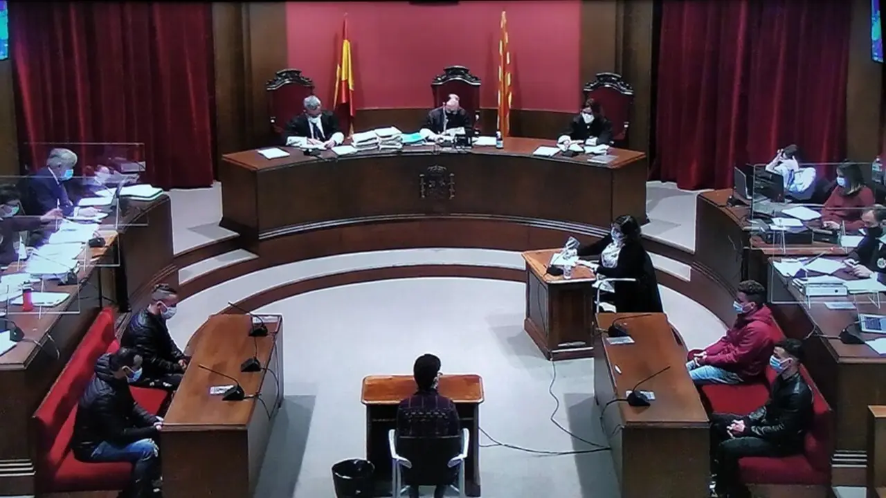Archivo - Segunda sesi&oacute;n del juicio a 'la manada de Sabadell' por una violaci&oacute;n m&uacute;ltiple en 2019, en la Audiencia de Barcelona el pasado 7 de abril de este a&ntilde;o