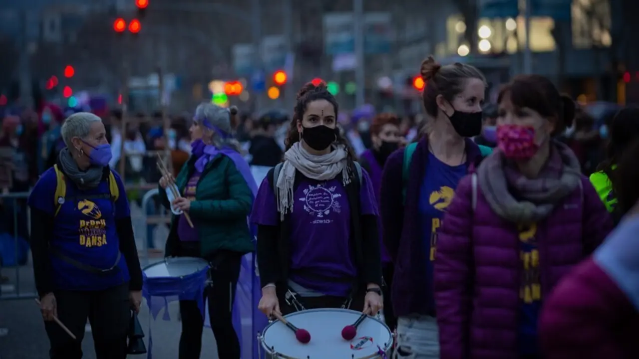 Archivo - Varias mujeres en una concentraci&oacute;n con motivo del D&iacute;a Internacional de la Mujer el 8 de marzo en el Paseo de Gracia de Barcelona