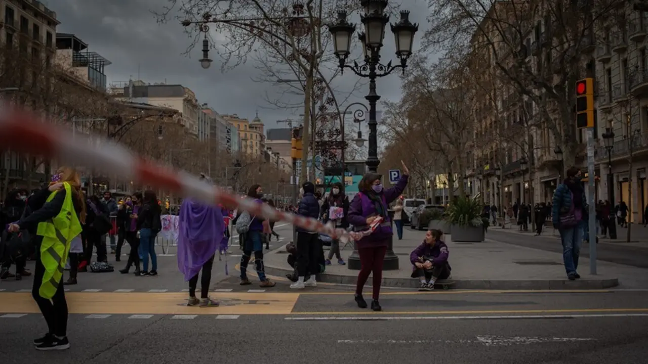 Archivo - Concentraci&oacute;n convocada por Vaga Feminista por el 8M en el Paseo de Gracia, en Barcelona, Catalunya (Espa&ntilde;a), a 8 de marzo de 2021. 