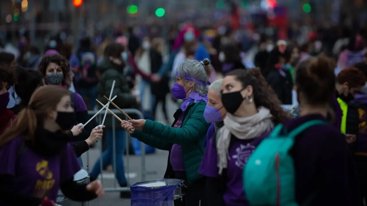 Archivo - Mujeres en una concentraci&oacute;n el 8 de marzo de este a&ntilde;o con motivo del D&iacute;a Internacional de la Mujer en el Paseo de Gracia de Barcelona