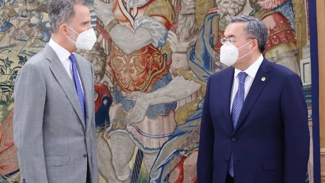 Su Majestd el Rey, Felipe VI, recibe en audiencia al viceprimer ministro y ministro de Asuntos Exteriores de la Rep&uacute;blica de Kazajist&aacute;n, Mukhtar Tileube