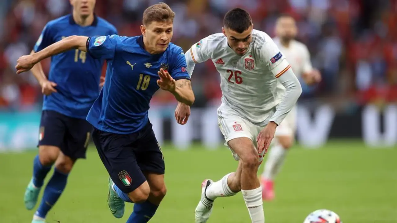Nicolo Barella de Italia en acci&oacute;n contra Pedri de Espa&ntilde;a (R) durante la semifinal de la UEFA EURO 2020 entre Italia y Espa&ntilde;a en Londres, Gran Breta&ntilde;a, 06 de julio de 2021. (Italia, Espa&ntilde;a, Reino Unido, Londres) EFE