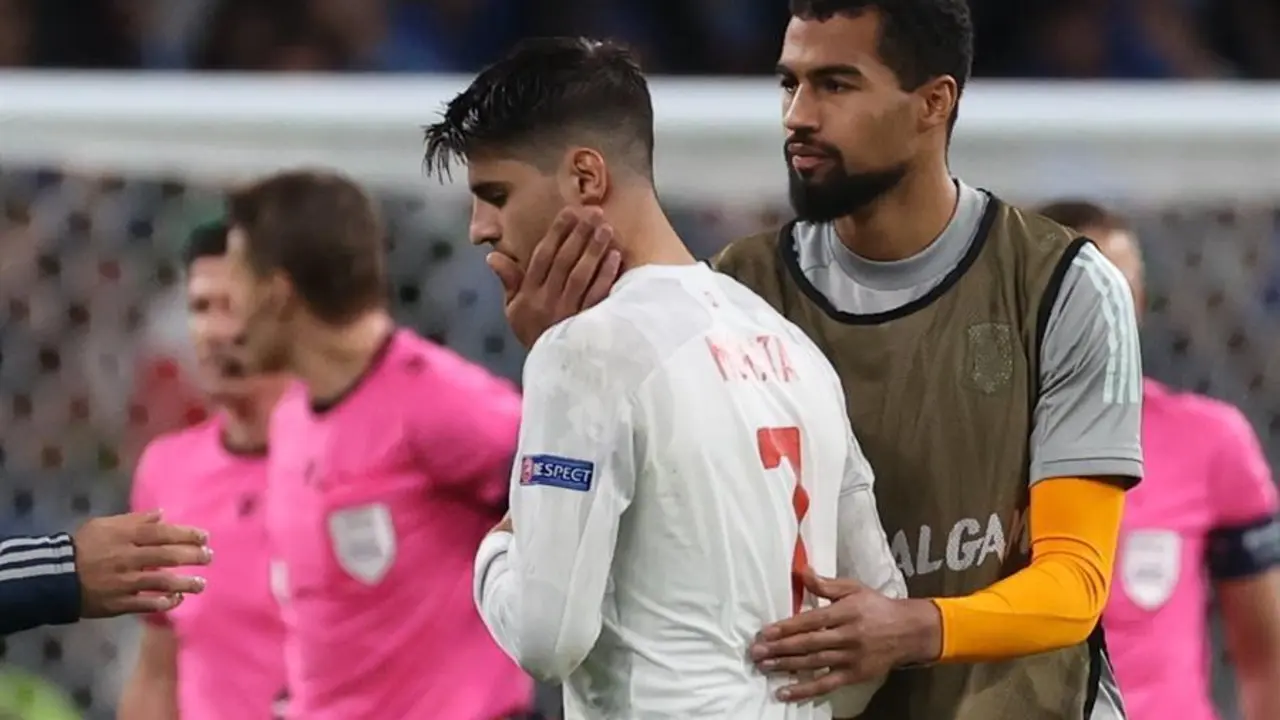 El portero de la selecci&oacute;n espa&ntilde;ola de f&uacute;tbol, Robert S&aacute;nchez (d), anima a &Aacute;lvaro Morata al t&eacute;rmino del partido de semifinales de la Eurocopa 2020 entre Espa&ntilde;a e Italia disputado este martes en el estadio de Wembley, en Londres. EFE/Kiko Huesca