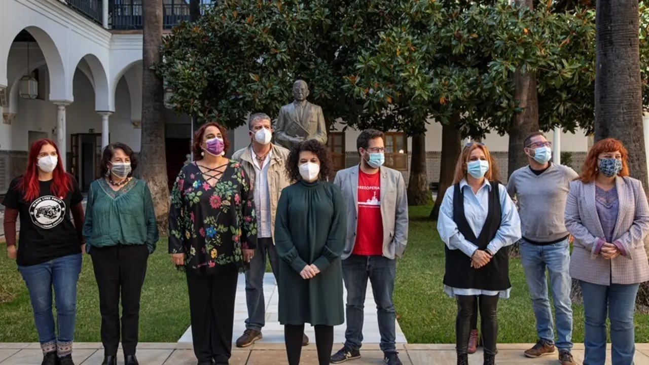Archivo - La diputada de Adelante Maribel Mora (c), que ha ejercido como portavoz del colectivo de diputados expulsados, atiende a los medios de comunicaci&oacute;n para anunciar la presentaci&oacute;n de un recurso de amparo ante el Tribunal Constitucional (TC) contra