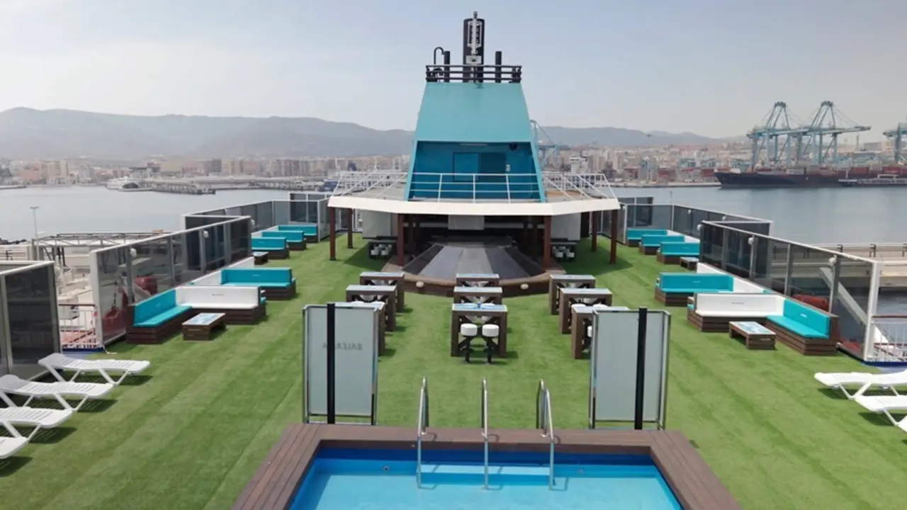 Bale&agrave;ria y Cabreiro&aacute; reciclan m&aacute;s de 7.000 kilos de pl&aacute;stico para crear mesas, sillas y bancos destinados a las terrazas exteriores de algunos barcos de la naviera