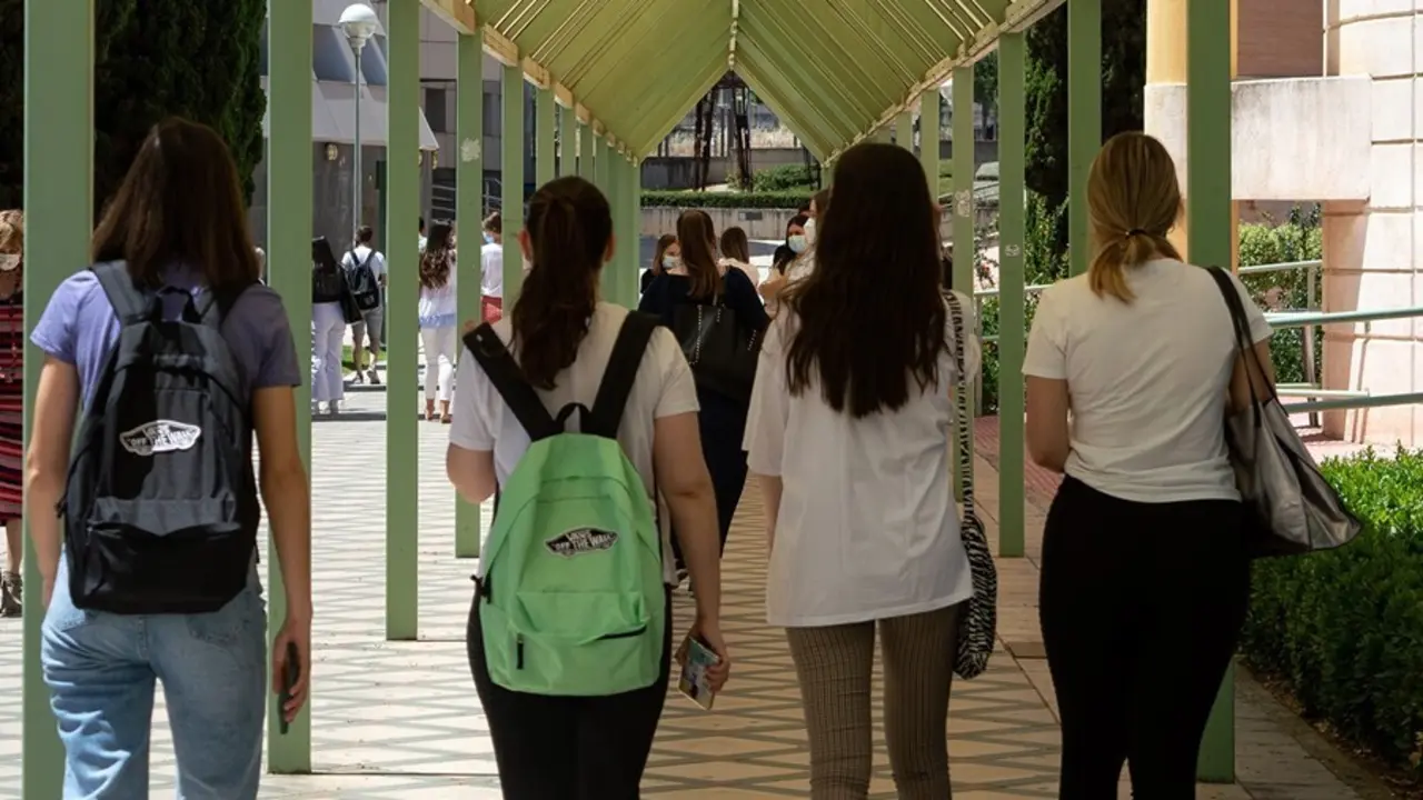 Archivo - Estudiantes en el Campus de Las Lagunillas.