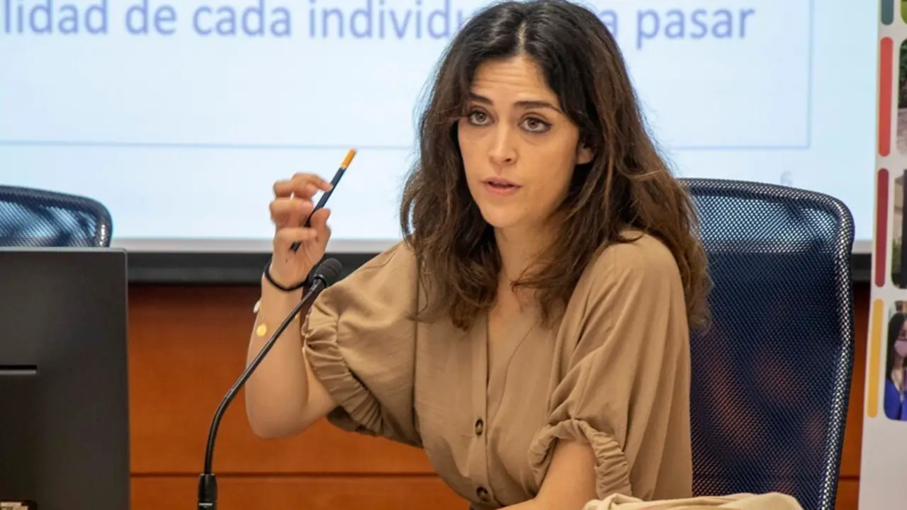 La periodista Alexandra Gil durante la conferencia 'Radicalizaci&oacute;n y desradicalizaci&oacute;n: el papel de las prisiones', en los Cursos de Verano de la UPO en Carmona (Sevilla)