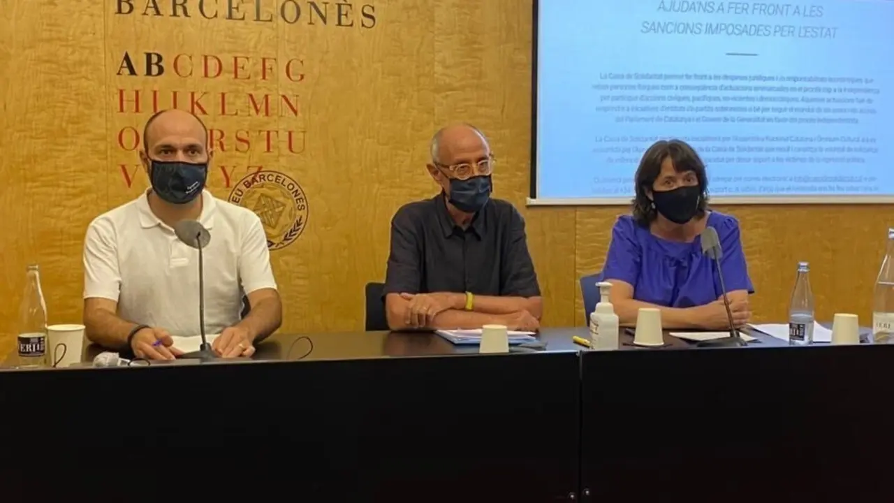 El vicepresidente de &Ograve;mnium Cultural, Marcel Mauri; el presidente de la Caixa de Solidaritat, Pep Cruanyes, y la presidenta de la ANC, Elisenda Paluzie