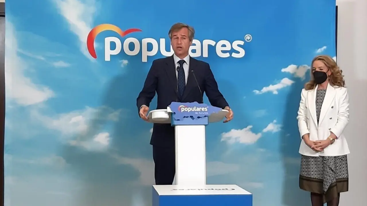 Archivo - El vicesecretario de Pol&iacute;tica Territorial del PP, Antonio Gonz&aacute;lez Terol, y la presidenta del PP de Asturias, Mar&iacute;a Teresa Mallada, durante una comparecencia ante los medios de comunicaci&oacute;n en Gij&oacute;n