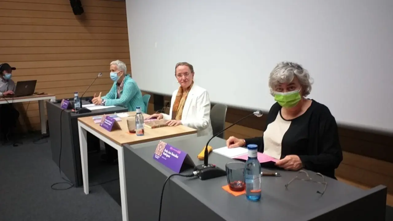 La consejera Educaci&oacute;n del Principado , Carmen Su&aacute;rez, la catedr&aacute;tica en Filosof&iacute;a  Amelia Valc&aacute;rcel, y la alcaldesa de Gij&oacute;n. Ana Gonz&aacute;lez, en la inauguraci&oacute;n de la XVIII Escuela Feminista 'Rosario Acu&ntilde;a', en la antigua Escuela de Comercio de Gij&oacute;n